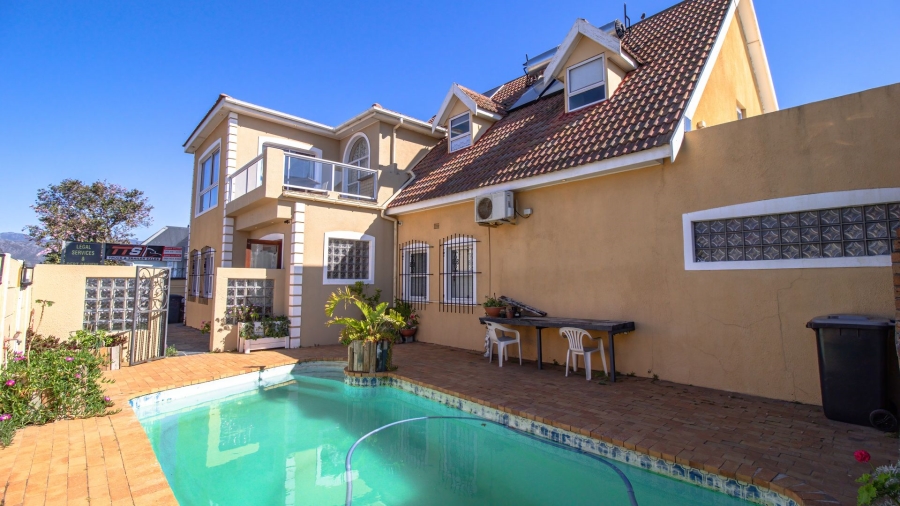 6 Bedroom Property for Sale in Van Ryneveld Western Cape